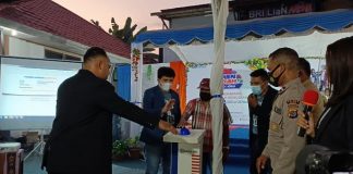 Berikut Nama Pemenang Undian Panen Hadiah Simpedes BRI Kalabahi Periode 2021 Pinca BRI Kalabahi Yosua (kedua kiri) mendampingi Nasabah Iriyanto Daka (tengah) yang diminta menekan tombol undian hadiah grand prize I berupa 1 unit mobil Suzuki New Carry PU FD warna hitam. Pemenang hadiah itu adalah Kornelis Banik, Nasabah BRI Unit Sartika Kalabahi.