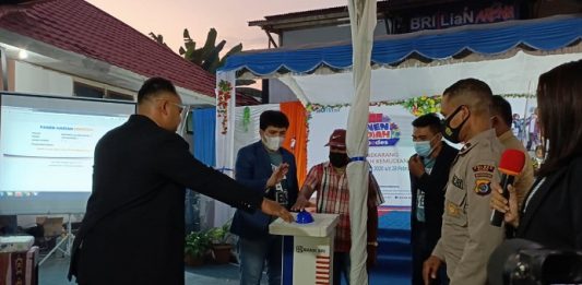 Berikut Nama Pemenang Undian Panen Hadiah Simpedes BRI Kalabahi Periode 2021 Pinca BRI Kalabahi Yosua (kedua kiri) mendampingi Nasabah Iriyanto Daka (tengah) yang diminta menekan tombol undian hadiah grand prize I berupa 1 unit mobil Suzuki New Carry PU FD warna hitam. Pemenang hadiah itu adalah Kornelis Banik, Nasabah BRI Unit Sartika Kalabahi.