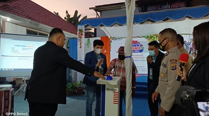 Berikut Nama Pemenang Undian Panen Hadiah Simpedes BRI Kalabahi Periode 2021 Pinca BRI Kalabahi Yosua (kedua kiri) mendampingi Nasabah Iriyanto Daka (tengah) yang diminta menekan tombol undian hadiah grand prize I berupa 1 unit mobil Suzuki New Carry PU FD warna hitam. Pemenang hadiah itu adalah Kornelis Banik, Nasabah BRI Unit Sartika Kalabahi.