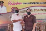 Cerita Jusran Tahir Mendamaikan Ketua DPRD Alor dan Bupati Bupati Alor Drs. Amon Djobo (kiri) dan Ketua DPRD Alor Enny Anggrek berjabat tangan erat usai difasilitasi berdamai oleh Tim 9 di Rumah Jabatan Bupati Alor, Kalabahi Kota, Jumat (9/7/2021) pagi.