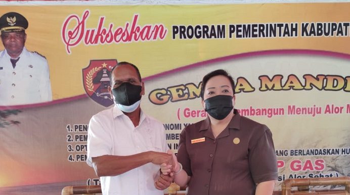 Cerita Jusran Tahir Mendamaikan Ketua DPRD Alor dan Bupati Bupati Alor Drs. Amon Djobo (kiri) dan Ketua DPRD Alor Enny Anggrek berjabat tangan erat usai difasilitasi berdamai oleh Tim 9 di Rumah Jabatan Bupati Alor, Kalabahi Kota, Jumat (9/7/2021) pagi.