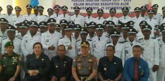 PMD Alor Umumkan 17 Kades Terpilih di Pilkades Serentak 2021, Berikut Nama dan Jadwal Pelantikannya Foto: Bupati Alor Drs. Amon Djobo (tengah), Wakil Bupati Imran Duru (kedua kanan), Ketua DPRD Enny Anggrek (kedua kiri) foto bersama Kepala Desa usai acara pelantikan Kepala Desa di gedung perjuangan Batunirwala tahun 2019.