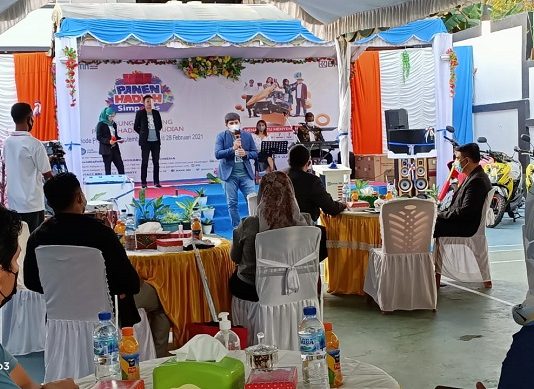Bank BRI Kalabahi Undi Mobil dan Motor untuk Nasabah Simpedes, Pinca Jelaskan Kemudahan Transaksi Perbankan di Tengah Pandemi Pimpinan Cabang BRI Kalabahi Veirdhy Yosua R.B.S sementara memberikan sambutan dalam acara Panen Hadiah Simpedes BRI Periode 1 September 2020 sampai dengan 28 Februari 2021. Acara itu digelar secara virtual dan tatap muka terbatas pada Sabtu (24/7/21) di halaman belakang kantor BRI Cabang Kalabahi.