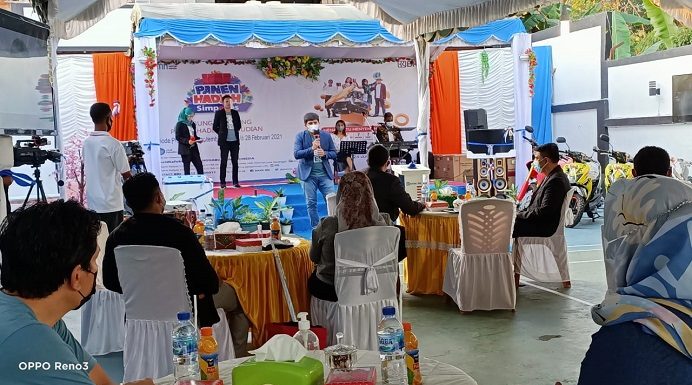 Bank BRI Kalabahi Undi Mobil dan Motor untuk Nasabah Simpedes, Pinca Jelaskan Kemudahan Transaksi Perbankan di Tengah Pandemi Pimpinan Cabang BRI Kalabahi Veirdhy Yosua R.B.S sementara memberikan sambutan dalam acara Panen Hadiah Simpedes BRI Periode 1 September 2020 sampai dengan 28 Februari 2021. Acara itu digelar secara virtual dan tatap muka terbatas pada Sabtu (24/7/21) di halaman belakang kantor BRI Cabang Kalabahi.