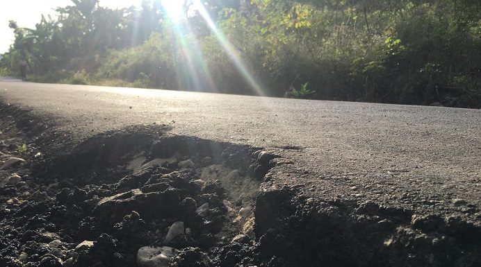 Baru Dikerjakan, Jalan Provinsi di Wolwal-Alor Mulai Rusak Foto: Kondisi bibir Jalan Provinsi yang pecah dan mulai rusak di Wilayah Desa Wolwal.
