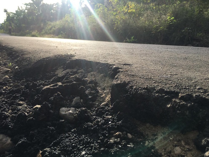 Foto: Kondisi bibir Jalan Provinsi yang pecah dan mulai rusak di Wilayah Desa Wolwal.