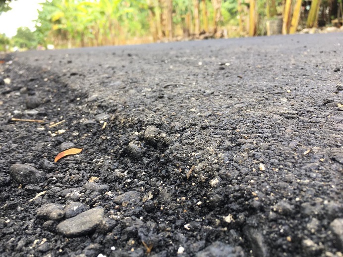 Foto: kondisi badan jalan Provinsi di Desa Wolwal yang dianggap buruk pasca dikerjakan PT. Karya Baru Calisa. 