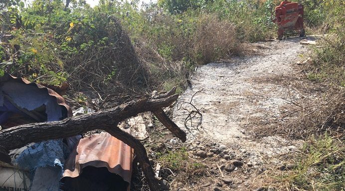 Kades Akui Kontraktor Catut Nama Bupati Alor Ikut Tender Proyek Jalan Desa Wolwal Tengah Foto: Kondisi pekerjaan proyek jalan ekonomi Desa Wolwal Tengah yang diduga bermasalah. Nampak sejumlah semen yang sudah mengeras dan mesin molen berada di lokasi proyek. Proyek yang bersumber dari Dana Desa TA 2019 itu disebut-sebut dikerjakan oleh kontraktor bernama Aisa.