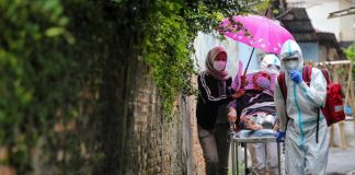 Alor Covid-19 Meroket Gbr: Pasien Covid-19 digotong keluarganya menuju rumah sakit di Jakarta. (Foto: Antaranews.com).