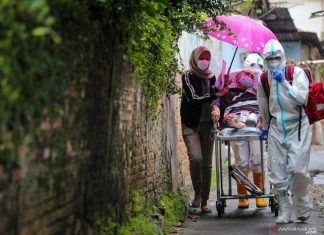 Alor Covid-19 Meroket Gbr: Pasien Covid-19 digotong keluarganya menuju rumah sakit di Jakarta. (Foto: Antaranews.com).