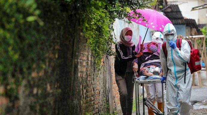 Alor Covid-19 Meroket Gbr: Pasien Covid-19 digotong keluarganya menuju rumah sakit di Jakarta. (Foto: Antaranews.com).