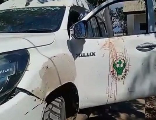 Antar Pasien, Nakes di Maliang Pantar Diserang OTD, Kaca Ambulance Pecah, Ada Bercak Darah Foto: Mobil Ambulance Puskesmas Maliang Pantar Tengah yang ditumpangi para Nakes, mengalami rusak berat akibat diserang orang tidak dikenal pada Sabtu (31/7/21) malam.