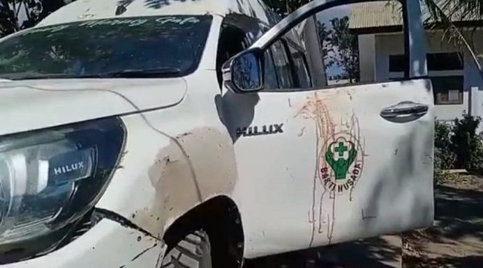 Antar Pasien, Nakes di Maliang Pantar Diserang OTD, Kaca Ambulance Pecah, Ada Bercak Darah Foto: Mobil Ambulance Puskesmas Maliang Pantar Tengah yang ditumpangi para Nakes, mengalami rusak berat akibat diserang orang tidak dikenal pada Sabtu (31/7/21) malam.