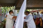 Esthon Foenay Lantik DPC Partai Gerindra Kabupaten Alor, Berikut Susunan Pengurusnya Esthon Foenay menyerahkan bendera partai kepada Ketua DPC Gerindra Alor Yusak Atamau dalam acara pelantikan, Sabtu (28/8) di Sekretariat Gerindra Alor, Kalabahi Tengah.