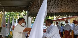 Esthon Foenay Lantik DPC Partai Gerindra Kabupaten Alor, Berikut Susunan Pengurusnya Esthon Foenay menyerahkan bendera partai kepada Ketua DPC Gerindra Alor Yusak Atamau dalam acara pelantikan, Sabtu (28/8) di Sekretariat Gerindra Alor, Kalabahi Tengah.