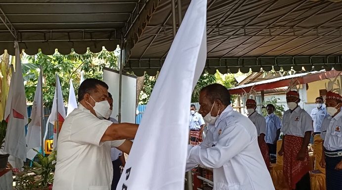 Esthon Foenay Lantik DPC Partai Gerindra Kabupaten Alor, Berikut Susunan Pengurusnya Esthon Foenay menyerahkan bendera partai kepada Ketua DPC Gerindra Alor Yusak Atamau dalam acara pelantikan, Sabtu (28/8) di Sekretariat Gerindra Alor, Kalabahi Tengah.