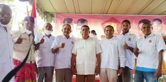 Gerindra Siapkan Gabriel Beri Binna Caleg DPR RI dan Iskandar Lakamau Cabup Alor di 2024 Foto: Yusak Atamau (ujung kiri), Taufik Sabudin (kedua kiri), Iskandar Lakamau (keempat kiri), Esthon Foenay (tengah) dan Gabriel Beri Binna (ketiga kanan) usai acara pelantikan DPC Gerindra Alor, Sabtu (28/8/2021) di Kalabahi.