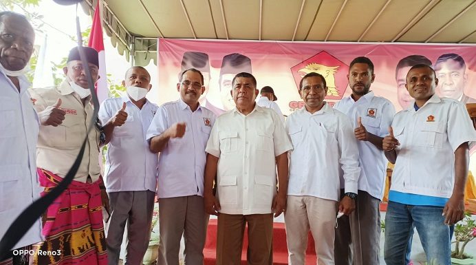 Gerindra Siapkan Gabriel Beri Binna Caleg DPR RI dan Iskandar Lakamau Cabup Alor di 2024 Foto: Yusak Atamau (ujung kiri), Taufik Sabudin (kedua kiri), Iskandar Lakamau (keempat kiri), Esthon Foenay (tengah) dan Gabriel Beri Binna (ketiga kanan) usai acara pelantikan DPC Gerindra Alor, Sabtu (28/8/2021) di Kalabahi.