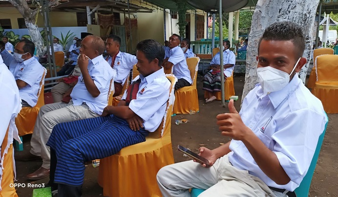 Foto: Erwin Steven Padademang (ujung kanan) di sela acara pelantikan DPC Gerindra Alor, Sabtu (28/8/21) di Kalabahi..
