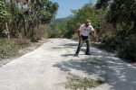 Proyek Jalan Kabupaten Alor Ruas Maiwal-Buraga Diduga Dikerjakan tidak Bermutu Foto: Aktivis senior Gerson Blegur sementara mengukur volume proyek jalan Rabat Beton ruas Maiwal-Buraga, Rabu (4/8) di Kecamatan ABAD Selatan. Hasil investigasinya itu ia simpulkan bahwa pekerjaan proyek jalan tersebut diduga dikerjakan tidak bermutu.