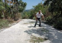 Proyek Jalan Kabupaten Alor Ruas Maiwal-Buraga Diduga Dikerjakan tidak Bermutu Foto: Aktivis senior Gerson Blegur sementara mengukur volume proyek jalan Rabat Beton ruas Maiwal-Buraga, Rabu (4/8) di Kecamatan ABAD Selatan. Hasil investigasinya itu ia simpulkan bahwa pekerjaan proyek jalan tersebut diduga dikerjakan tidak bermutu.