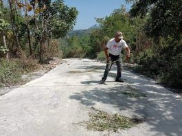Proyek Jalan Kabupaten Alor Ruas Maiwal-Buraga Diduga Dikerjakan tidak Bermutu Foto: Aktivis senior Gerson Blegur sementara mengukur volume proyek jalan Rabat Beton ruas Maiwal-Buraga, Rabu (4/8) di Kecamatan ABAD Selatan. Hasil investigasinya itu ia simpulkan bahwa pekerjaan proyek jalan tersebut diduga dikerjakan tidak bermutu.