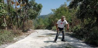 Proyek Jalan Kabupaten Alor Ruas Maiwal-Buraga Diduga Dikerjakan tidak Bermutu Foto: Aktivis senior Gerson Blegur sementara mengukur volume proyek jalan Rabat Beton ruas Maiwal-Buraga, Rabu (4/8) di Kecamatan ABAD Selatan. Hasil investigasinya itu ia simpulkan bahwa pekerjaan proyek jalan tersebut diduga dikerjakan tidak bermutu.