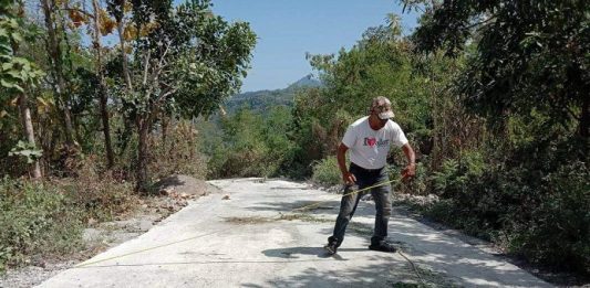 Proyek Jalan Kabupaten Alor Ruas Maiwal-Buraga Diduga Dikerjakan tidak Bermutu Foto: Aktivis senior Gerson Blegur sementara mengukur volume proyek jalan Rabat Beton ruas Maiwal-Buraga, Rabu (4/8) di Kecamatan ABAD Selatan. Hasil investigasinya itu ia simpulkan bahwa pekerjaan proyek jalan tersebut diduga dikerjakan tidak bermutu.