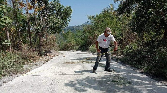 Proyek Jalan Kabupaten Alor Ruas Maiwal-Buraga Diduga Dikerjakan tidak Bermutu Foto: Aktivis senior Gerson Blegur sementara mengukur volume proyek jalan Rabat Beton ruas Maiwal-Buraga, Rabu (4/8) di Kecamatan ABAD Selatan. Hasil investigasinya itu ia simpulkan bahwa pekerjaan proyek jalan tersebut diduga dikerjakan tidak bermutu.