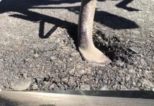 PUPR NTT Dipastikan Periksa Fisik Proyek Jalan Provinsi di Alor yang Bermasalah Foto bagian atas: Jalan provinsi NTT ruas Sp Mola-Mataraben tepatnya di Desa Wolwal yang diduga dikerjakan tidak bermutu. Nampak besi standar kenderaan roda dua menembus masuk ke dalam badan jalan itu usai dikerjakan belum lama ini. Foto bawah: Bibir jalan provinsi di Desa Wolwal yang patah.