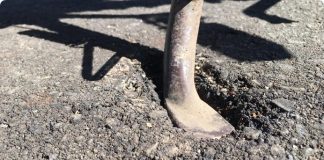 PUPR NTT Dipastikan Periksa Fisik Proyek Jalan Provinsi di Alor yang Bermasalah Foto bagian atas: Jalan provinsi NTT ruas Sp Mola-Mataraben tepatnya di Desa Wolwal yang diduga dikerjakan tidak bermutu. Nampak besi standar kenderaan roda dua menembus masuk ke dalam badan jalan itu usai dikerjakan belum lama ini. Foto bawah: Bibir jalan provinsi di Desa Wolwal yang patah.