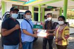 KADIN Alor dan PSMTI Donasi Alat Swab Test Antigen ke Pemkab Alor Ketua KADIN Alor Denny Lalitan (kedua kiri) di dampingi Wakil Ketua KADIN El Asamau, menyerahkan donasi alat Rapid Test kepada Kadinkes Alor dr. Ketut (keduan kanan) dan stafnya pada Kamis (5/8) di kantor Dinkes, kompleks Daerah Lama, Kalabahi.