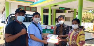 KADIN Alor dan PSMTI Donasi Alat Swab Test Antigen ke Pemkab Alor Ketua KADIN Alor Denny Lalitan (kedua kiri) di dampingi Wakil Ketua KADIN El Asamau, menyerahkan donasi alat Rapid Test kepada Kadinkes Alor dr. Ketut (keduan kanan) dan stafnya pada Kamis (5/8) di kantor Dinkes, kompleks Daerah Lama, Kalabahi.