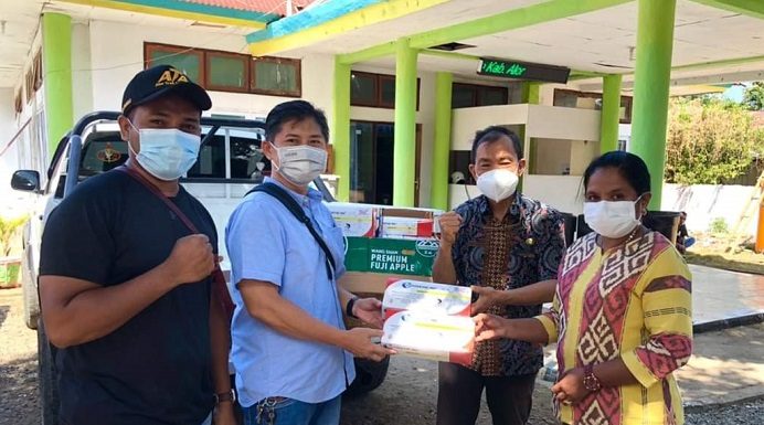 KADIN Alor dan PSMTI Donasi Alat Swab Test Antigen ke Pemkab Alor Ketua KADIN Alor Denny Lalitan (kedua kiri) di dampingi Wakil Ketua KADIN El Asamau, menyerahkan donasi alat Rapid Test kepada Kadinkes Alor dr. Ketut (keduan kanan) dan stafnya pada Kamis (5/8) di kantor Dinkes, kompleks Daerah Lama, Kalabahi.