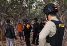 Polres Alor Tangkap Pelaku Pengrusakan Mobil Ambulance Maliang, Pelaku Terancam Bui 5 Tahun Kapolres Alor AKBP Agustinus Chrismas Try Suryanto memimpin tim pencarian terduga pelaku pengrusakan Mobil Ambulance Puskesmas Maliang di Kecamatan Pantar Tengah. Tiga pelaku berhasil dibekuk dalam misi pencarian itu.