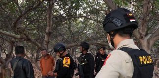 Polres Alor Tangkap Pelaku Pengrusakan Mobil Ambulance Maliang, Pelaku Terancam Bui 5 Tahun Kapolres Alor AKBP Agustinus Chrismas Try Suryanto memimpin tim pencarian terduga pelaku pengrusakan Mobil Ambulance Puskesmas Maliang di Kecamatan Pantar Tengah. Tiga pelaku berhasil dibekuk dalam misi pencarian itu.