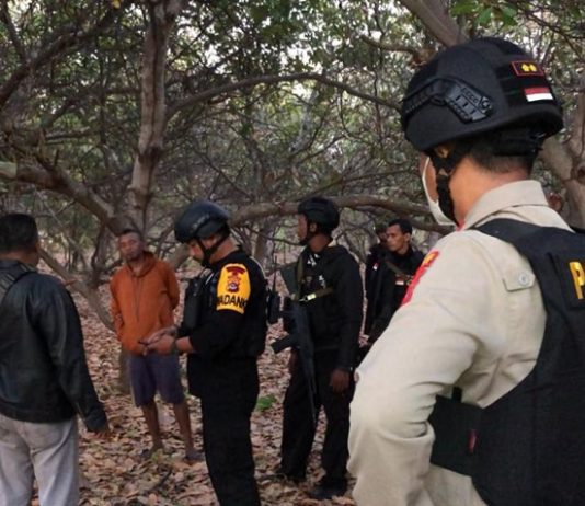 Polres Alor Tangkap Pelaku Pengrusakan Mobil Ambulance Maliang, Pelaku Terancam Bui 5 Tahun Kapolres Alor AKBP Agustinus Chrismas Try Suryanto memimpin tim pencarian terduga pelaku pengrusakan Mobil Ambulance Puskesmas Maliang di Kecamatan Pantar Tengah. Tiga pelaku berhasil dibekuk dalam misi pencarian itu.
