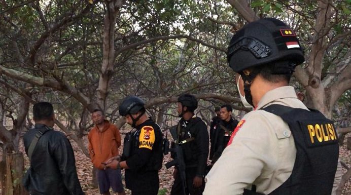 Polres Alor Tangkap Pelaku Pengrusakan Mobil Ambulance Maliang, Pelaku Terancam Bui 5 Tahun Kapolres Alor AKBP Agustinus Chrismas Try Suryanto memimpin tim pencarian terduga pelaku pengrusakan Mobil Ambulance Puskesmas Maliang di Kecamatan Pantar Tengah. Tiga pelaku berhasil dibekuk dalam misi pencarian itu.
