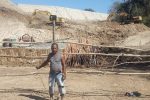 Serobot Lahannya, Warga Alor Cegat Proyek TPA Sampah Lembur Senilai Rp 15 Miliar Yafet Famai mencegat proyek TPA Lembur karena lahannya diduga diserobot pemerintah untuk pembangunan proyek tersebut tanpa sepengetahuan dirinya.