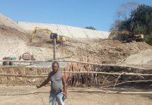Serobot Lahannya, Warga Alor Cegat Proyek TPA Sampah Lembur Senilai Rp 15 Miliar Yafet Famai mencegat proyek TPA Lembur karena lahannya diduga diserobot pemerintah untuk pembangunan proyek tersebut tanpa sepengetahuan dirinya.