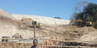 Serobot Lahannya, Warga Alor Cegat Proyek TPA Sampah Lembur Senilai Rp 15 Miliar Yafet Famai mencegat proyek TPA Lembur karena lahannya diduga diserobot pemerintah untuk pembangunan proyek tersebut tanpa sepengetahuan dirinya.