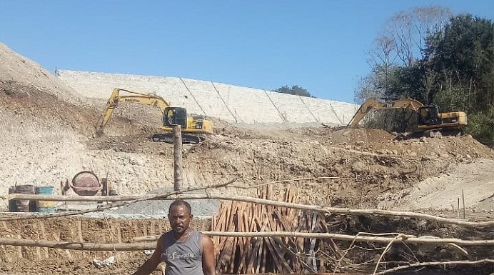 Serobot Lahannya, Warga Alor Cegat Proyek TPA Sampah Lembur Senilai Rp 15 Miliar Yafet Famai mencegat proyek TPA Lembur karena lahannya diduga diserobot pemerintah untuk pembangunan proyek tersebut tanpa sepengetahuan dirinya.