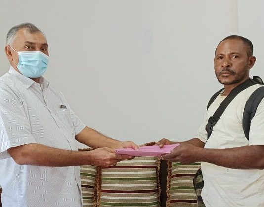 Sengketa Lahan Proyek TPA Lembur Diadukan ke DPRD Alor Yafet Famai (kanan) menyerahkan pengaduan sengketa lahannya di lokasi proyek TPA Lembur, kepada Wakil Ketua DPRD Alor Sulaiman Singh pada Kamis (12/8) di kantor DPRD, Kalabahi Kota.