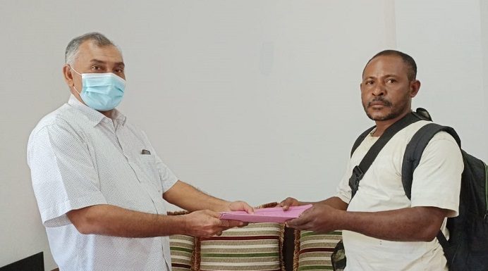 Sengketa Lahan Proyek TPA Lembur Diadukan ke DPRD Alor Yafet Famai (kanan) menyerahkan pengaduan sengketa lahannya di lokasi proyek TPA Lembur, kepada Wakil Ketua DPRD Alor Sulaiman Singh pada Kamis (12/8) di kantor DPRD, Kalabahi Kota.