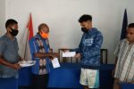 Momentum HUT RI-76, Wakil Ketua DPRD Alor Beri Penghargaan pada Nelayan yang Melepas Penyu ke Habitatnya Wakil Ketua DPRD Alor Drs. Yulius Mantaon (kedua kiri) menyerahkan hadiah uang tunai kepada Mualim Prasong (kedua kanan), Mahdi Prasong dan Safari Tana karena berhasil melepaskan dua ekor Penyu ke habitannya di perairan Teluk Mutiara, Alor. Acara penyerahan hadiah pelepasan Penyu dilakukan di Sekretariat Partai NasDem Alor, kompleks Padang Tekukur, Selasa (17/8/2021) siang.