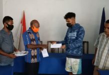 Momentum HUT RI-76, Wakil Ketua DPRD Alor Beri Penghargaan pada Nelayan yang Melepas Penyu ke Habitatnya Wakil Ketua DPRD Alor Drs. Yulius Mantaon (kedua kiri) menyerahkan hadiah uang tunai kepada Mualim Prasong (kedua kanan), Mahdi Prasong dan Safari Tana karena berhasil melepaskan dua ekor Penyu ke habitannya di perairan Teluk Mutiara, Alor. Acara penyerahan hadiah pelepasan Penyu dilakukan di Sekretariat Partai NasDem Alor, kompleks Padang Tekukur, Selasa (17/8/2021) siang.