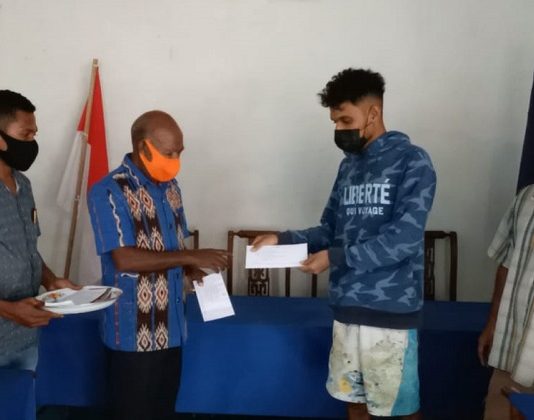 Momentum HUT RI-76, Wakil Ketua DPRD Alor Beri Penghargaan pada Nelayan yang Melepas Penyu ke Habitatnya Wakil Ketua DPRD Alor Drs. Yulius Mantaon (kedua kiri) menyerahkan hadiah uang tunai kepada Mualim Prasong (kedua kanan), Mahdi Prasong dan Safari Tana karena berhasil melepaskan dua ekor Penyu ke habitannya di perairan Teluk Mutiara, Alor. Acara penyerahan hadiah pelepasan Penyu dilakukan di Sekretariat Partai NasDem Alor, kompleks Padang Tekukur, Selasa (17/8/2021) siang.