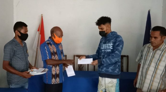 Momentum HUT RI-76, Wakil Ketua DPRD Alor Beri Penghargaan pada Nelayan yang Melepas Penyu ke Habitatnya Wakil Ketua DPRD Alor Drs. Yulius Mantaon (kedua kiri) menyerahkan hadiah uang tunai kepada Mualim Prasong (kedua kanan), Mahdi Prasong dan Safari Tana karena berhasil melepaskan dua ekor Penyu ke habitannya di perairan Teluk Mutiara, Alor. Acara penyerahan hadiah pelepasan Penyu dilakukan di Sekretariat Partai NasDem Alor, kompleks Padang Tekukur, Selasa (17/8/2021) siang.