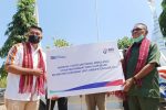 BRI Cabang Kalabahi Salurkan Bantuan CSR Mobil Ambulance di Desa Alor Besar Asisten Manajer Bisnis Mikro BRI Cabang Kalabahi Benyamin Kaho (kiri), menyerahkan bantuan 1 unit Mobil Ambulance kepada Wakil Bupati Alor Imran Duru untuk selanjutnya diserahkan kepada Kepala Desa Alor Besar, Sirahudin Ali, Sabtu (25/9/2021) di halaman kantor Desa Alor Besar di Sebanjar.