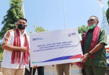 BRI Cabang Kalabahi Salurkan Bantuan CSR Mobil Ambulance di Desa Alor Besar Asisten Manajer Bisnis Mikro BRI Cabang Kalabahi Benyamin Kaho (kiri), menyerahkan bantuan 1 unit Mobil Ambulance kepada Wakil Bupati Alor Imran Duru untuk selanjutnya diserahkan kepada Kepala Desa Alor Besar, Sirahudin Ali, Sabtu (25/9/2021) di halaman kantor Desa Alor Besar di Sebanjar.